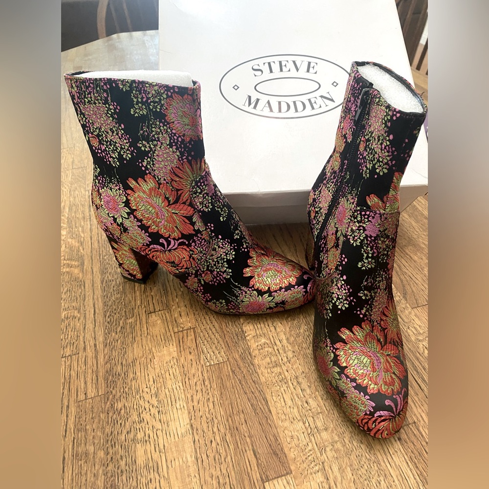 NWT STEVE MADDEN booties sz 6.5